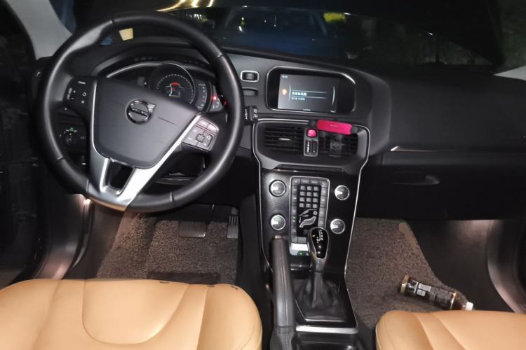 Used Volvo V40 2017 T3 Zhiyi Edition Center Console
