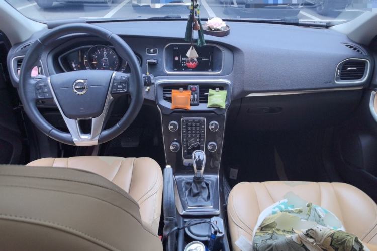 Used Volvo V40 2017 T3 Zhiyi Edition Center Console