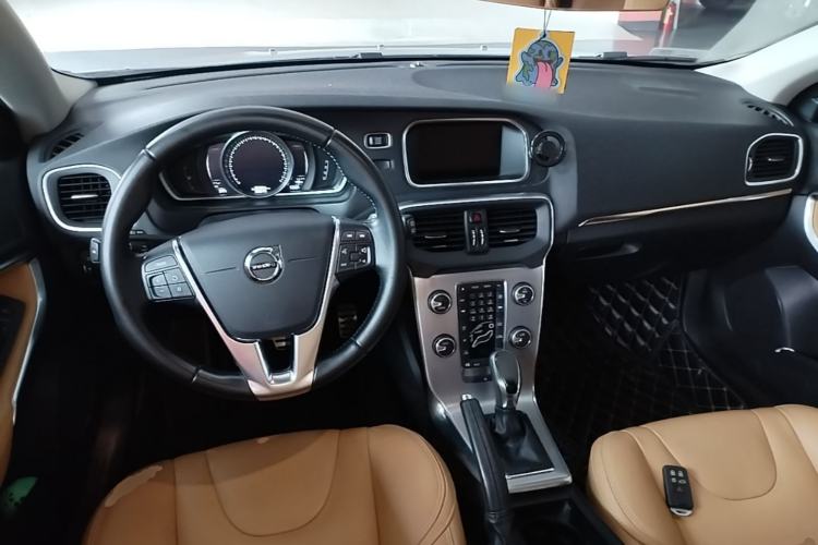 Used Volvo V40 2017 T3 Zhiya Edition Center Console