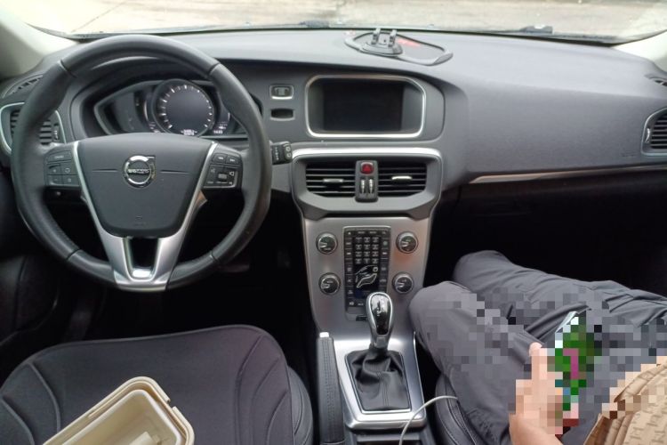 Used Volvo V40 2017 T3 Zhiya Edition Center Console