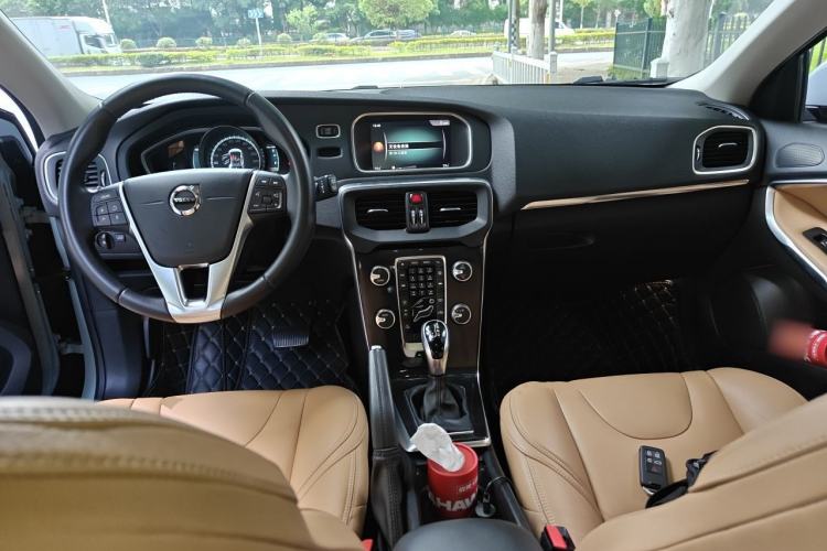Used Volvo V40 2017 T3 Zhiyi Edition Center Console