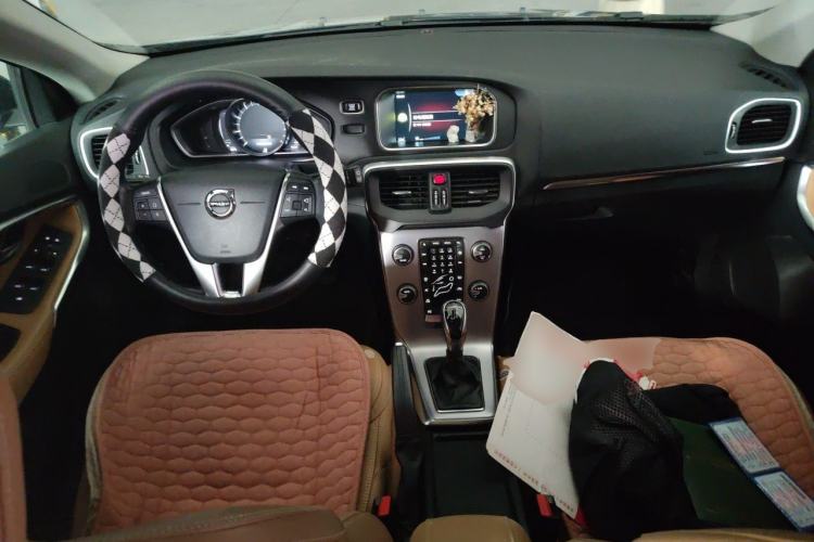 Used Volvo V40 2017 T3 Zhiya Edition Center Console
