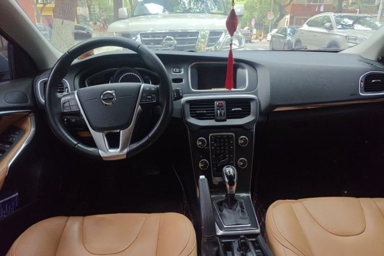 Used Volvo V40 2017 T3 Zhiyi Edition Center Console