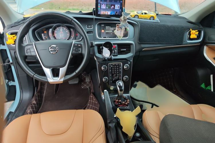 Used Volvo V40 2017 T3 Zhiyi Edition Center Console