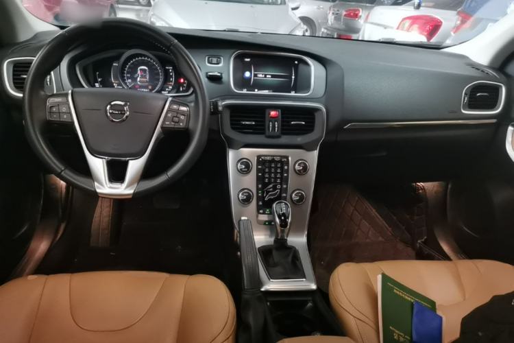 Used Volvo V40 2017 T3 Zhiya Edition Center Console