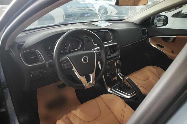 Used Volvo V40 2017 T3 Zhiyi Edition Center Console