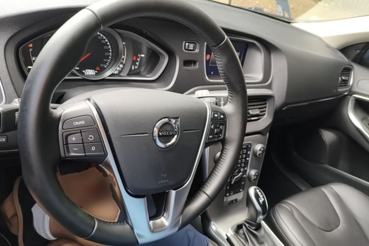 Used Volvo V40 2017 T3 Zhiya Edition Center Console