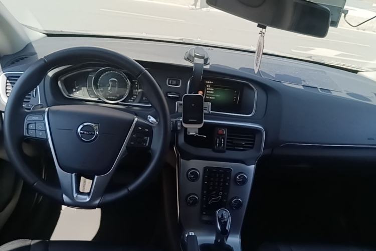Used Volvo V40 2017 T3 Zhiya Edition Center Console