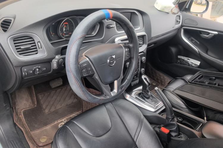 Used Volvo V40 2017 T3 Zhiyi Edition Center Console