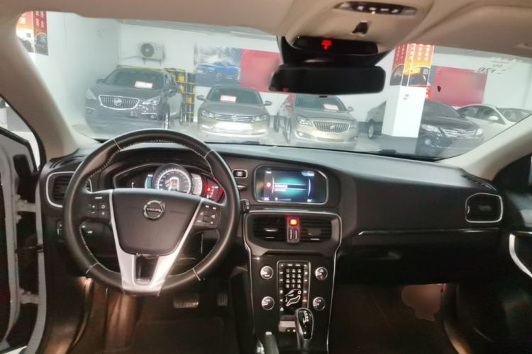 Used Volvo V40 2017 T3 Zhiyi Edition Center Console