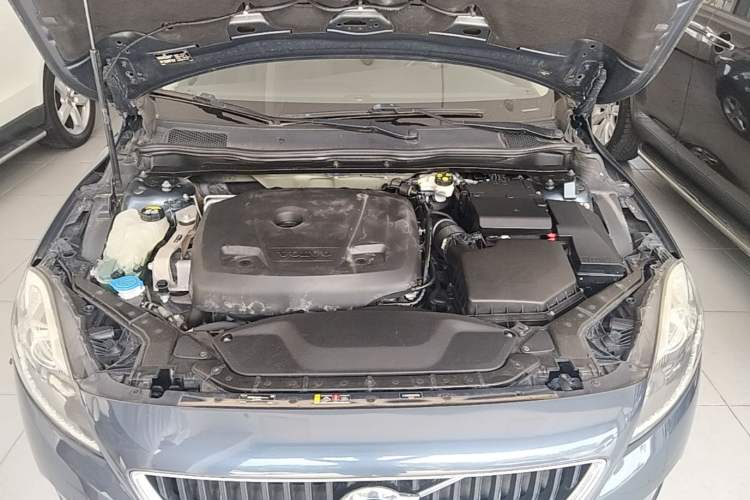 Used Volvo V40 2017 T3 Smart Edition Engine Bay