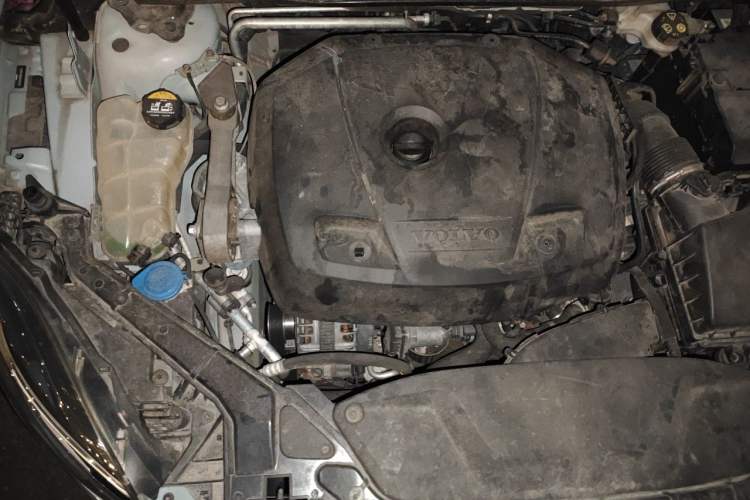 Used Volvo V40 2017 T4 Smart Luxury Edition Engine Bay Right