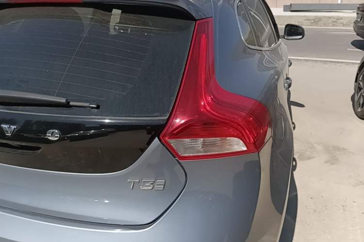 Used Volvo V40 2017 T3 Zhiya Edition Exterior 3