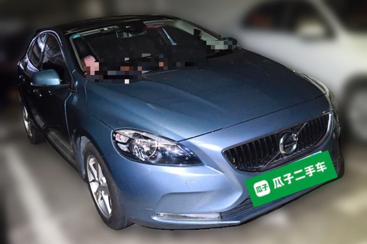 Used Volvo V40 2017 T3 Smart Edition Front Right 45 Deg