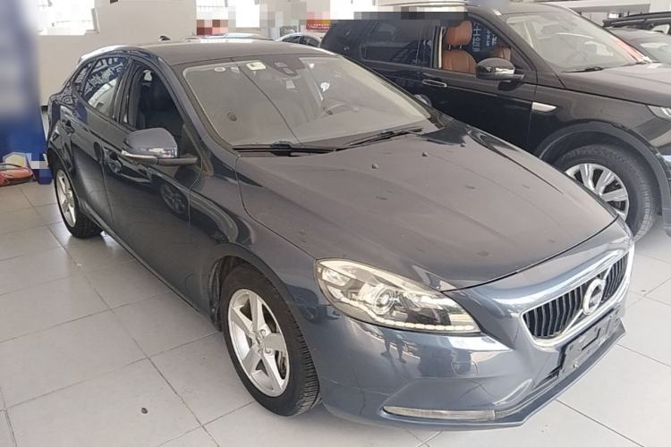 Used Volvo V40 2017 T3 Smart Edition Front Right 45 Deg