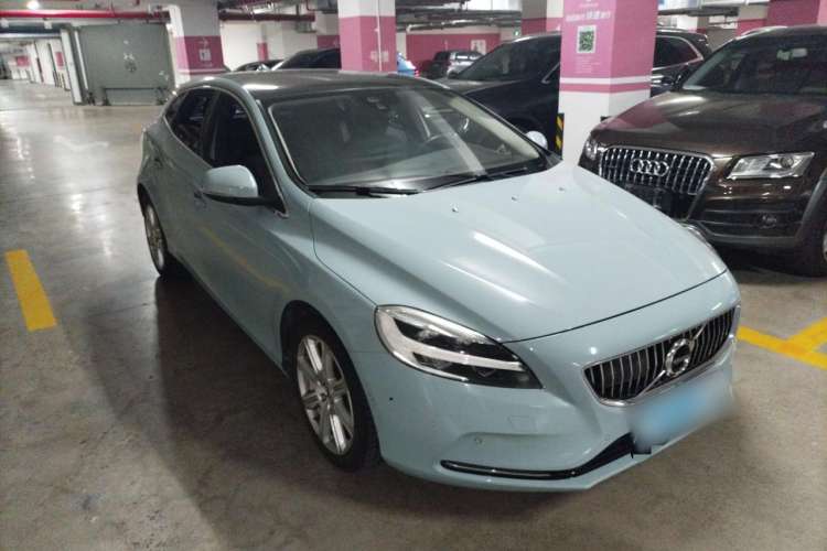 Used Volvo V40 2017 T3 Zhiya Edition Front Right 45 Deg