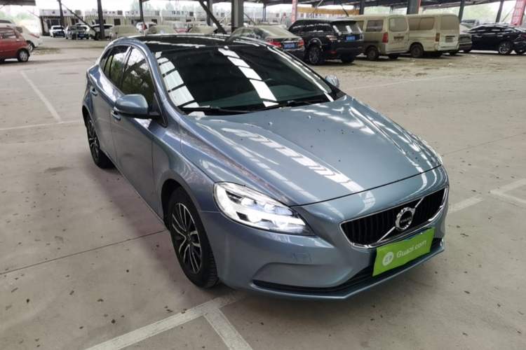 Used Volvo V40 2017 T3 Zhiyi Edition Front Right 45 Deg