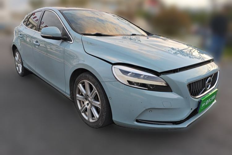 Used Volvo V40 2017 T4 Smart Luxury Edition Front Right 45 Deg