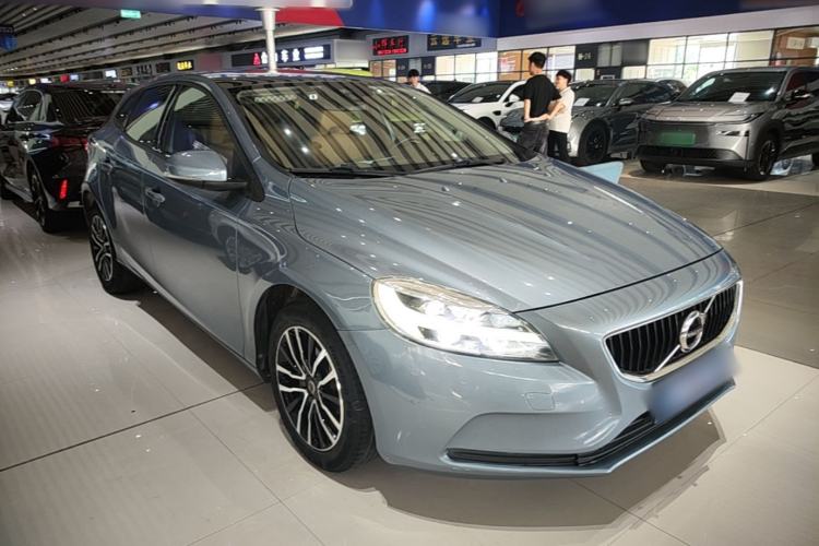 Used Volvo V40 2017 T3 Zhiyi Edition Front Right 45 Deg