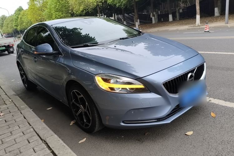 Used Volvo V40 2017 T3 Zhiya Edition Front Right 45 Deg