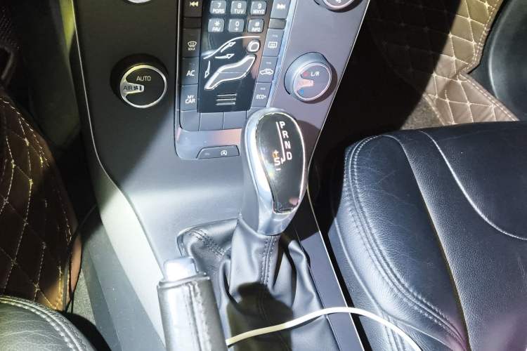 Used Volvo V40 2017 T3 Smart Edition Gear Lever