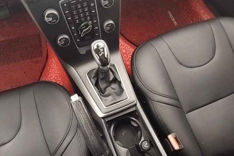 Used Volvo V40 2017 T3 Smart Edition Gear Lever