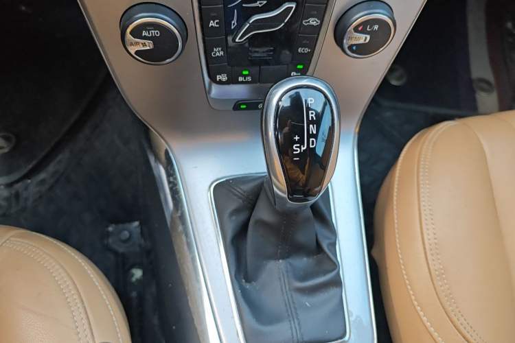 Used Volvo V40 2017 T4 Smart Luxury Edition Gear Lever