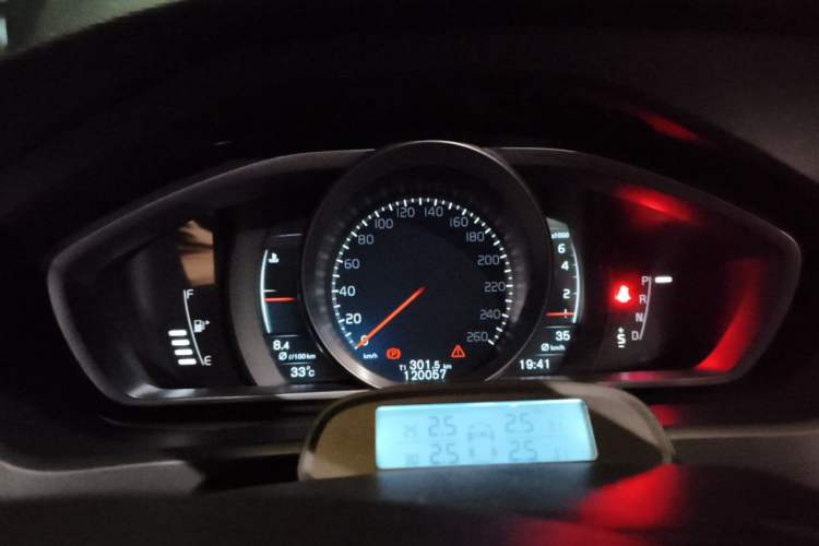 Used Volvo V40 2017 T3 Zhiyi Edition Instrument Cluster