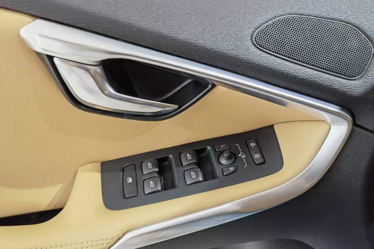 Used Volvo V40 2017 T3 Zhiyi Edition Interior 11