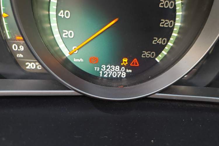 Used Volvo V40 2017 T4 Smart Luxury Edition Odometer Close Up