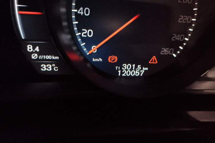 Used Volvo V40 2017 T3 Zhiyi Edition Odometer Close Up