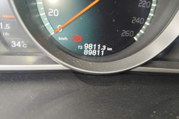 Used Volvo V40 2017 T3 Zhiyi Edition Odometer Close Up