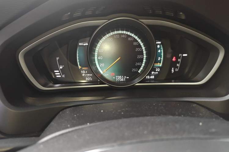 Used Volvo V40 2017 T3 Zhiyi Edition Odometer Close Up