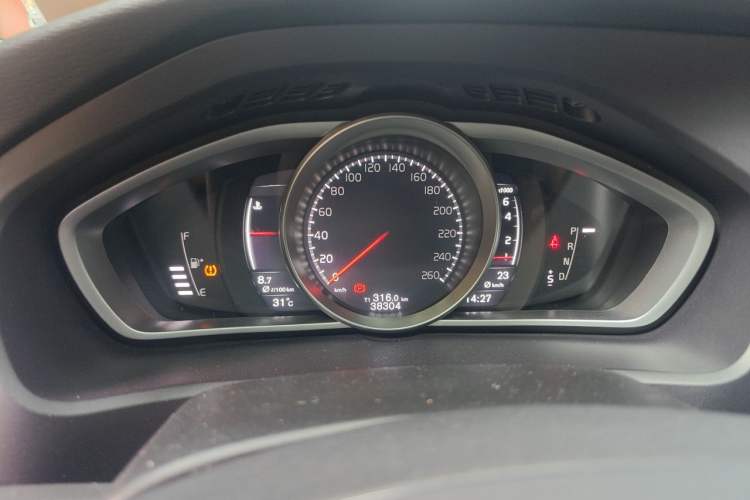Used Volvo V40 2017 T3 Zhiyi Edition Odometer Close Up