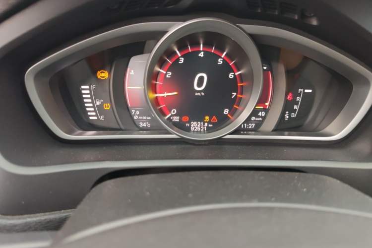 Used Volvo V40 2017 T3 Zhiyi Edition Odometer Close Up