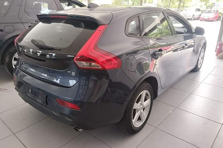 Used Volvo V40 2017 T3 Smart Edition Rear Right 45 Deg