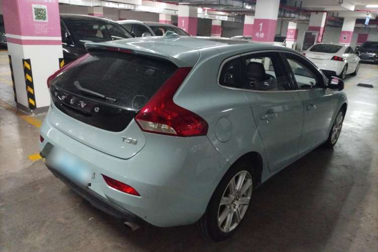 Used Volvo V40 2017 T3 Zhiya Edition Rear Right 45 Deg
