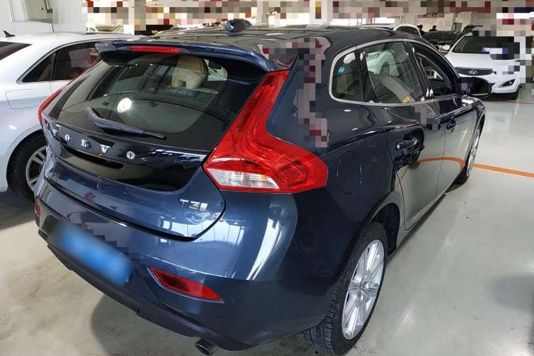 Used Volvo V40 2017 T3 Zhiya Edition Rear Right 45 Deg
