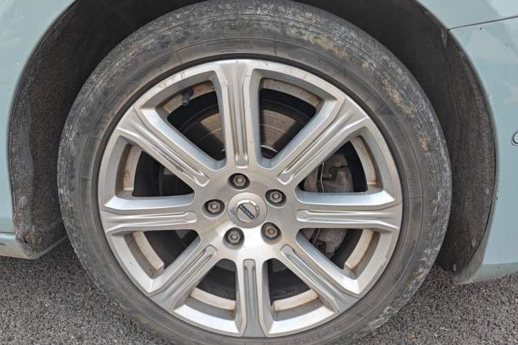 Used Volvo V40 2017 T4 Smart Luxury Edition Right Front Wheel Hub