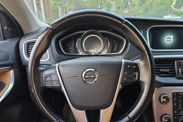 Used Volvo V40 2017 T4 Smart Luxury Edition Steering Wheel