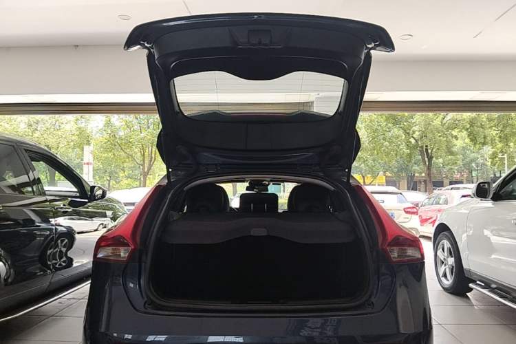 Used Volvo V40 2017 T3 Smart Edition Trunk