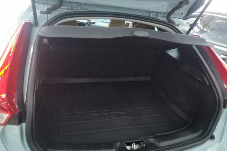 Used Volvo V40 2017 T3 Zhiyi Edition Trunk