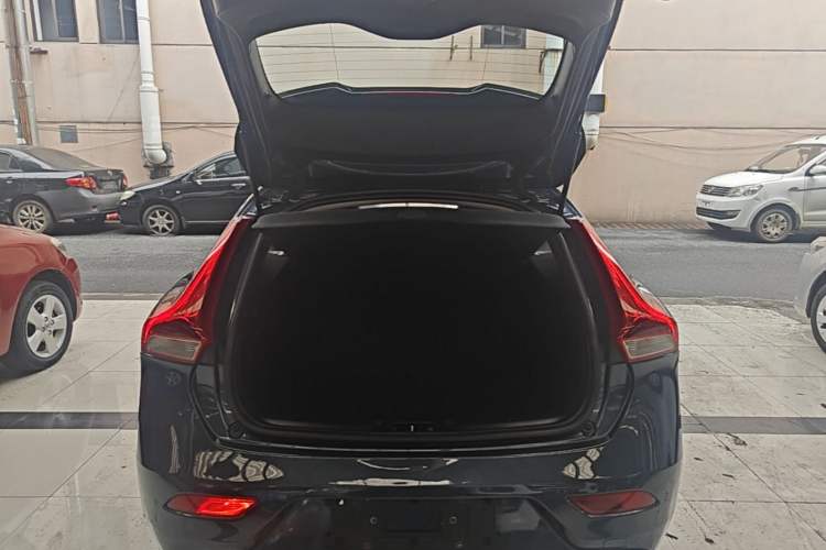 Used Volvo V40 2017 T3 Zhiyi Edition Trunk