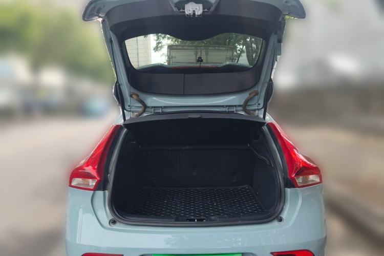 Used Volvo V40 2017 T3 Zhiyi Edition Trunk