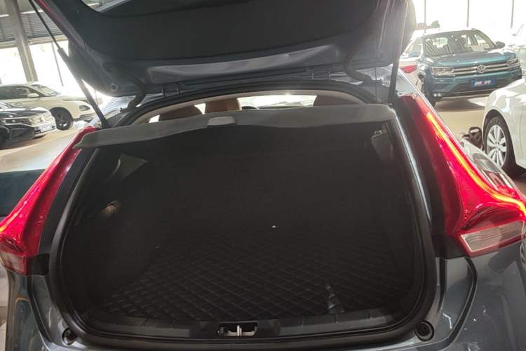 Used Volvo V40 2017 T3 Zhiyi Edition Trunk