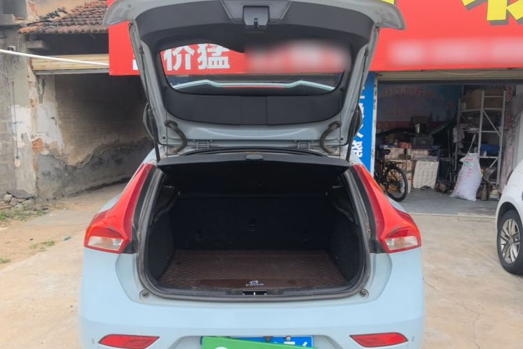 Used Volvo V40 2017 T3 Zhiyi Edition Trunk