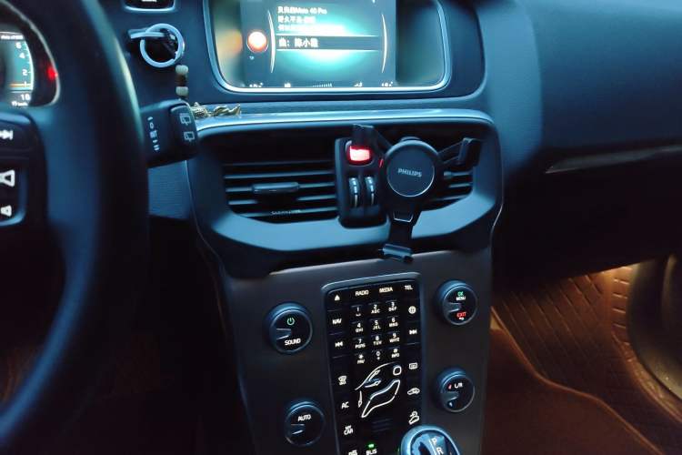Used Volvo V40 2017 Cross Country T5 AWD Luxury Edition Audio And AC Panel