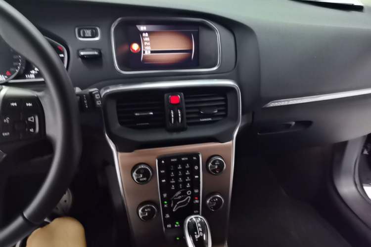 Used Volvo V40 2017 Cross Country T3 Zhiya Edition Audio And AC Panel