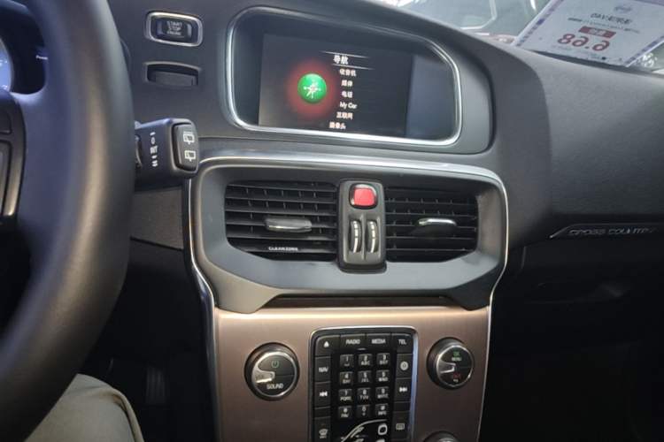 Used Volvo V40 2017 Cross Country T3 Zhiya Edition Audio And AC Panel
