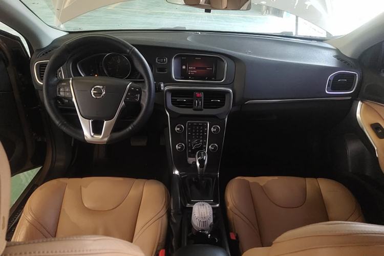 Used Volvo V40 2017 T3 Zhiyi Edition Center Console